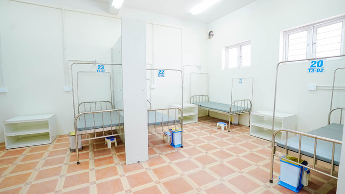 Với tổng diện tích 5230,17 m2, BVDC số 3 được thiết kế với 236 giường bệnh, ngăn cách bởi các vách ngăn. Các phòng được bố trí đầy đủ trang thiết bị cần thiết phục vụ bệnh nhân như: giường bệnh, kệ để đồ đạc, thùng rác, công tắc, ổ cắm phục vụ cho công tác thăm khám... Đối với bệnh nhân tương đối nặng, mỗi phòng sẽ chỉ có 1 giường để đảm bảo an toàn tuyệt đối cho quá trình điều trị, có nút báo khẩn cấp kết nối với Trung tâm chỉ huy. Toàn bộ khu vực phòng bệnh nhân được sắp đặt hệ thống camera, trang bị phòng cháy chữa cháy, thoát hiểm, cứu hộ… Bệnh viện cũng được phủ sóng wifi miễn phí và được trang bị hệ thống đường truyền tốc độ cao phục vụ hội chẩn, khám bệnh trực tuyến.