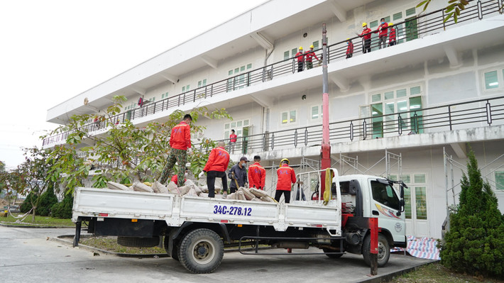 Ngay sau khi nhận bàn giao mặt bằng từ chính quyền Hải Dương, từ ngày 31/1, Tập đoàn Sun Group đã cấp tập huy động nhân lực từ Hà Nội, Đà Nẵng… triển khai tu sửa, mua sắm vật tư, thi công nâng cấp một số hạng mục của cơ sở cũ nhằm thiết lập BVDC số 3 Hải Dương, đáp ứng đúng tiêu chuẩn khắt khe mà Bộ Y tế đưa ra.