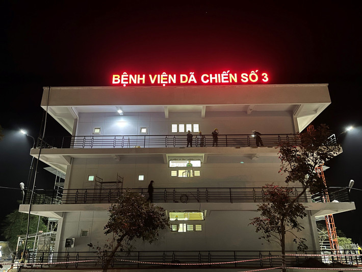 Chỉ sau 6 ngày, tới chiều 6/3, toàn bộ khu nhà tầng 3 được “thay áo mới”, phủ sơn trắng tinh, các phòng nội khu được sang sửa sạch đẹp, kiên cố, phân chia thành các khu chức năng xét nghiệm, điều trị bệnh nhân…
