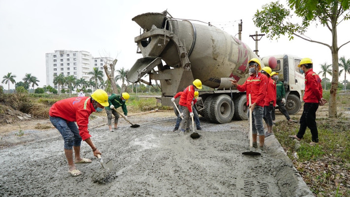 Đoạn đường đá dăm phủ đầy cỏ gần khu nhà đã được đổ bê tông, để đảm bảo lối ra vào BVDC được sạch đẹp, thuận tiện. Mỗi cán bộ nhân viên Sun Group và công nhân nhà thầu đều nỗ lực làm việc với năng suất gấp đôi, gấp ba để BVDC được hoàn thiện trong thời gian nhanh nhất.