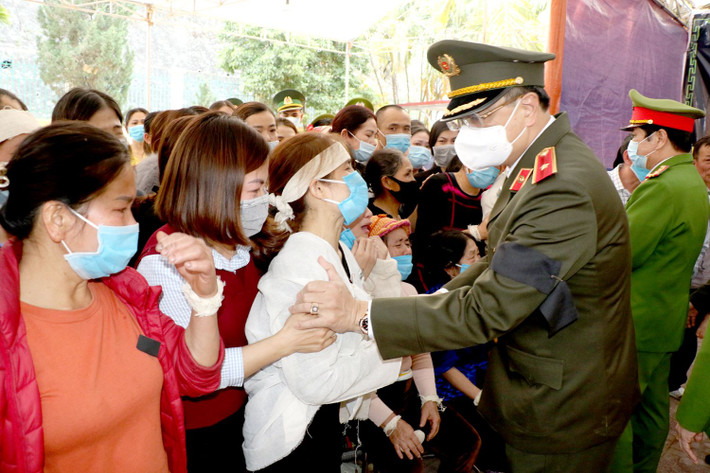 Thiếu tá Công an Thanh Hóa tử vong khi bắt tội phạm ma túy. Đêm ngày 6/2/2021, trong khi truy bắt tội phạm ma tuý thuộc địa bàn xã Mường Lý, huyện Mường Lát, tỉnh Thanh Hóa, Thiếu tá Vi Văn Luân, SN 1981, ở Khu phố 2, thị trấn Mường Lát, tỉnh Thanh Hóa là Công an viên xã Pù Nhi, huyện Mường Lát, tỉnh Thanh Hóa đã hy sinh khi đang thực hiện nhiệm vụ tấn công, trấn áp tội phạm ma túy…. Sau khi xảy ra sự việc, lãnh đạo CA tỉnh Thanh Hóa trực tiếp đến hiện trường, chỉ đạo truy bắt các đối tượng.