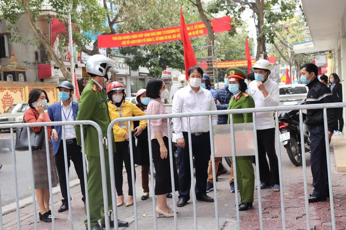 Phạt 30 triệu đồng 3 người không khai báo y tế sau khi tiếp xúc với F0. Ngày 7/2, bà Đặng Thu Hà - Phó Chủ tịch UBND TP. Hải Dương đã ký quyết định xử phạt 3 người tổng số 30 triệu đồng do hành vi không khai báo y tế. Theo đó, xử phạt hai vợ chồng anh Phạm Văn Đ. (SN 1981) và chị Nguyễn Mỵ L.(SN 1995), cùng trú tại phường Hải Tân mỗi người 10 triệu đồng. Bà Lê Minh Yến (SN 1960, trú tại phường Trần Hưng Đạo, TP. Hải Dương) cũng bị phạt 10 triệu đồng, do tiếp xúc với người được xét nghiệm là F0 nhưng không khai báo. (Ảnh minh họa)