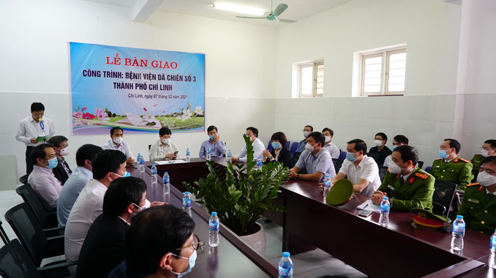 Phát biểu tại lễ bàn giao, ông Tăng Bá Bay – Phó Giám đốc Sở Xây dựng tỉnh Hải Dương cho biết, được khởi công từ ngày 1/2, đến nay bệnh viện dã chiến số 3 đã cơ bản hoàn thành, vượt tiến độ 1 ngày so với yêu cầu của tỉnh. “Các hạng mục thiết yếu nhất đã được nghiệm thu để tiến hành bàn giao cho đơn vị tiếp nhận quản lý vận hành, lắp đặt thiết bị y tế phục vụ hoạt động điều trị bệnh nhân…”, ông Bay nói.