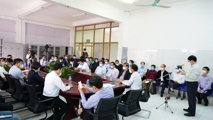 “Tôi đã từng đi dự lễ bàn giao, khai trương nhiều công trình, dự án, nhưng lần này bối cảnh rất khác, cảm xúc cũng rất đặc biệt, bởi chúng ta đang ở trong cuộc chiến cam go chống dịch bệnh. Đây là nhiệm vụ hết sức vất vả, nhưng với sự kiện này, tôi nghĩ với mỗi chúng ta đều là kỷ niệm rất sâu sắc, rất khó quên bởi công trình được triển khai trong bối cảnh Hải Dương hết sức khó khăn, vừa phải căng mình chống dịch bệnh, vừa phải chăm lo đời sống kinh tế, nhất là trong dịp Tết bộn bề” – ông Thái nói.