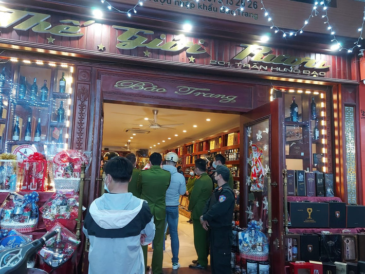 Ngày 1/2, Cơ quan CSĐT Công an tỉnh Thái Bình cho biết, đơn vị vừa khám xét khẩn cấp cửa hàng kinh doanh và cũng là nhà ở của Phan Văn Thắng (46 tuổi, biệt danh Thắng "phòng") tại đường Trần Hưng Đạo, TP Thái Bình. 