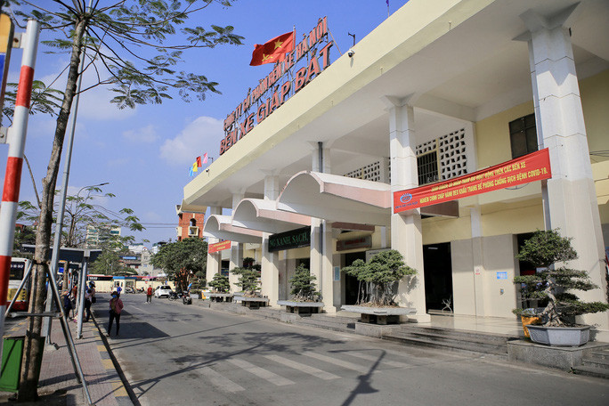 Dù chỉ còn ít ngày nữa là đến Tết Nguyên đán Tân Sửu 2021, song những ngày này, do dịch bệnh Covid-19 diễn biến phức tạp hơn đúng vào những ngày cuối năm đã khiến các bến xe trên địa bàn TP Hà Nội vắng vẻ hiếm thấy dịp này hàng năm. Theo ghi nhận, tại bến xe Giáp Bát (Hà Nội) vốn là bến xe có lượng người về các tỉnh như Thái Bình, Nam Định, Thanh Hóa... vào thời điểm này những năm trước, tình trạng ùn tắc giao thông có thể xảy ra từ sáng đến tối thì nay mật độ các phương tiện tham gia giao thông giảm mạnh, người dân ra vào bến lác đác còn các nhân viên quầy bán vé thong dong ngồi chờ khách.