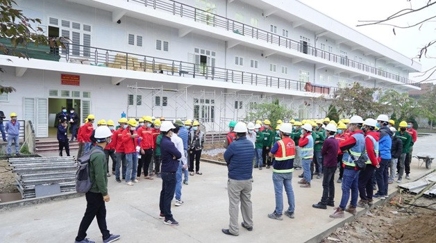 Để đảm bảo cho bệnh viện Dã chiến Hải Dương triển khai hiệu quả, chiều 2/2, Tập đoàn Sun Group tiếp tục điều động thêm nhân sự từ Đà Nẵng- những người có kinh nghiệm thi công Bệnh viện Dã chiến Tiên Sơn ra Hải Dương, để tham gia thi công, lắp đặt bệnh viện, đáp ứng đúng tiêu chuẩn khắt khe mà Bộ Y tế đặt ra.
