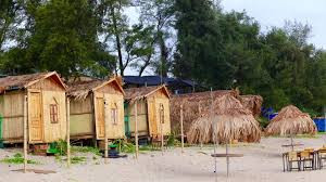 Khu nhà nghỉ lều vịt Coto Eco Lodge là khu nghỉ xinh xắn với 18 căn nhà gỗ hướng ra bãi biển theo phong cách dân dã đang gây sốt du khách trong và ngoài nước mùa hè này.