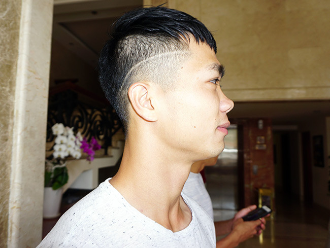 Tiền đạo Nguyễn Công Phượng từng có kiểu tóc cực chất với hai bên đầu "vẽ" nên 2 đường "1 chìm, 1 nổi"... tạo thành chữ V ở sau gáy.