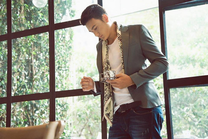 Phong cách thời trang cực ngầu của chàng thủ môn lai Tây khiến bao cô gái mê mẩn.