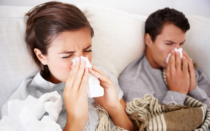 Không điều trị các bệnh nhiễm trùng thông thường: Khi bạn mắc các bệnh thông thường như ho, cảm lạnh, cúm hoặc viêm amiđan, cơ thể của bạn tạo ra các protein gọi là kháng thể để chống lại nó. Những phân tử này thường lắng xuống trong các phần lọc của thận và gây viêm. Vì vậy, nếu bệnh kéo dài lâu, thận của bạn có thể bị tổn thương nghiêm trọng. Ảnh: BS.