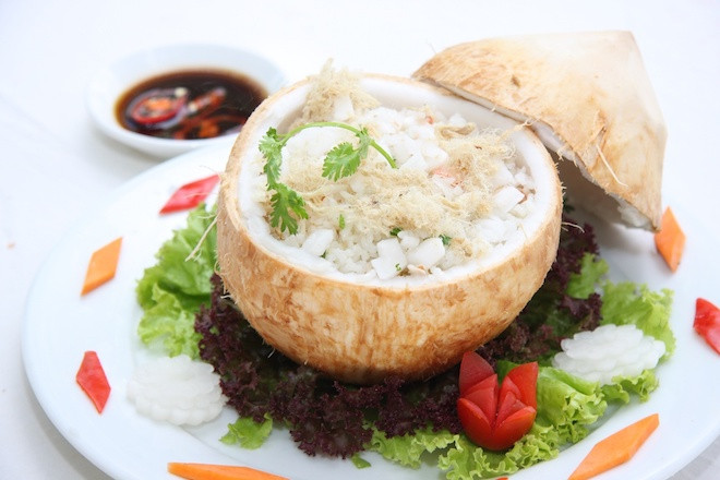 Cơm dừa tôm rang: Món ăn này chỉ có thể tìm thấy ở nhà hàng nổi và phải đặt trước thì mới có cơ hội thưởng thức. Khi ăn, ta phải nhấm nháp miếng cơm dừa, nhai rôm rốp con tôm đất thì mới cảm nhận được hết mùi thơm, vị ngon ngọt, béo ngậy.