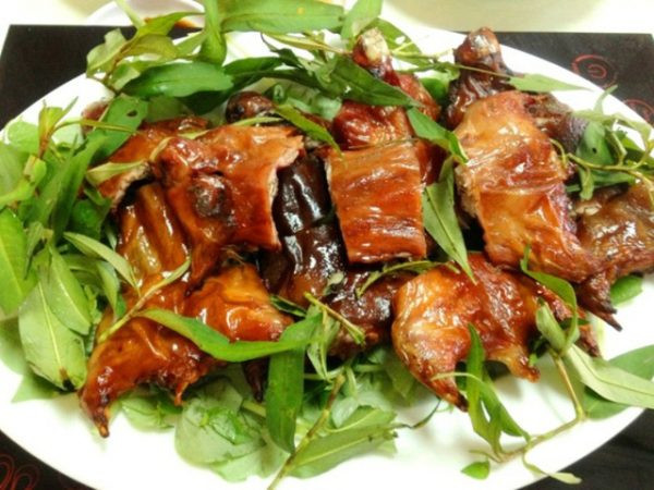 Chuột dừa nướng: Cùng với đuông dừa, chuột dừa nướng cũng là một món đặc sản khét tiếng của xứ dừa Bến Tre. Sở dĩ gọi là chuột dừa vì đây là giống chuột sinh sống trên cây dừa, chuyên ăn và hút chất ngọt của trái dừa. Và cũng chính đặc điểm mà thịt chuột dừa thường rất béo.