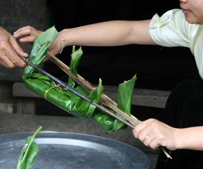 Rêu đá là sản vật đất trời ban cho người Thái, món ăn này ít phổ biển gần như không mang đến được địa phương khác tiêu thụ, muốn ăn rêu đá chỉ có đến những vùng Tây Bắc mới có thể thưởng thức được, vì rêu đá số lượng có hạn, bảo quản không được lâu, chỉ đủ dùng trong các gia đình người Thái.