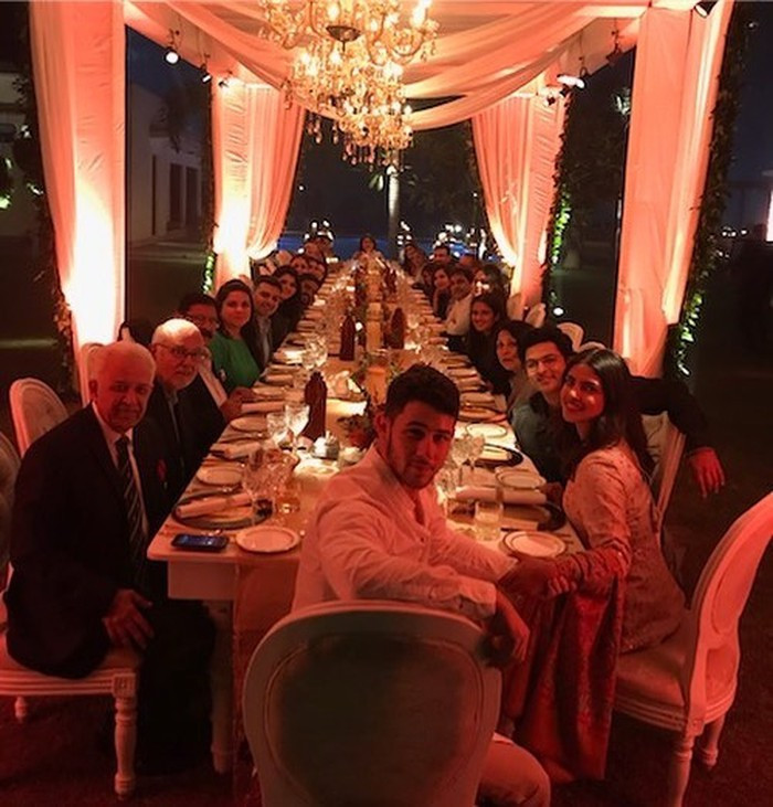 Mới đây, cựu Hoa hậu thế giới Priyanka Chopra và nam ca sĩ Nick Jonas đang tận hưởng những giây phút quây quần bên gia đình trong ngày lễ Tạ ơn ở Ấn Độ.