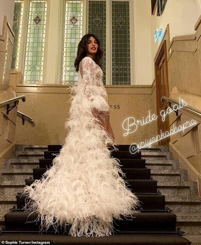 Priyanka hạnh phúc khoe thiết kế váy cưới lộng lẫy, hiện đại do nhà thiết kế nổi tiếng Georges Chakra thực hiện.