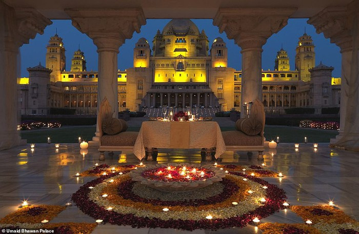 Hôn lễ sẽ được tổ chức tại khách sạn xa hoa Umaid Bhawan Palace, nằm ở thành phố Jodhpur, Ấn Độ.