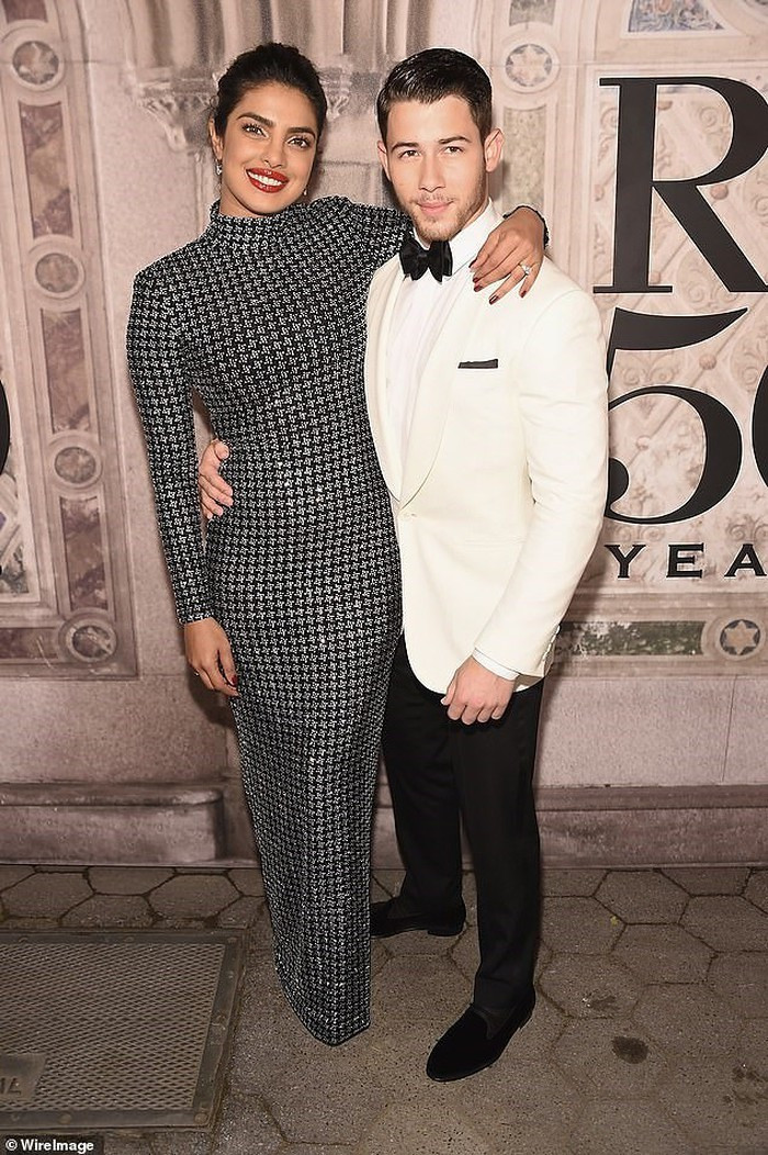 Priyanka Chopra và bạn trai Nick Jonas được cho là đã tới trụ sở tòa án Beverly Hills, Los Angeles để đăng ký kết hôn.