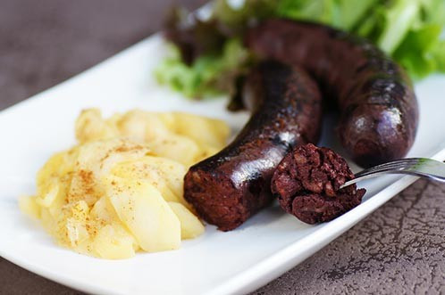 Xúc xích máu đen, hay Boudin noir, có nguyên liệu chính là tiết lợn trộn cùng dấm và tùy vùng miền khác nhau sẽ thêm bánh mì, hành hay gạo. Hỗn hợp này được nhồi vào khúc ruột bằng phễu và có thể chế biến theo nhiều cách khác nhau như chiên, hấp, xào chung với táo cắt lát.