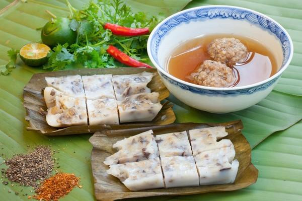 Bánh bèo Hải Phòng: Khác hoàn toàn so với nhiều địa phương khác, bánh bèo Hải Phòng dày và có hình chữ nhật, với nhân nằm trong bánh (gồm nấm mèo thái chỉ, thịt băm xào chín). Bánh sẽ được gói trong lá chuối và đặt vào xửng để hấp. Khi ăn, người ta thường cắt nhỏ thành từng miếng và chấm với nước mắm pha.