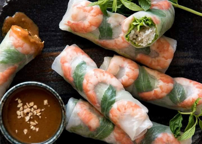 Cuốn bỗng: Cuốn bỗng có hai loại, một loại cuốn bằng lá hẹ hoặc hành, một loại cuốn bằng nem tráng. Về bản chất, đặc sản Hải Phòng này không có nhiều khác biệt so với phở cuốn. Tuy nhiên, điều độc đáo là dấm bỗng, một loại nước chấm không thể thiếu trong bữa ăn của người Hải Phòng.