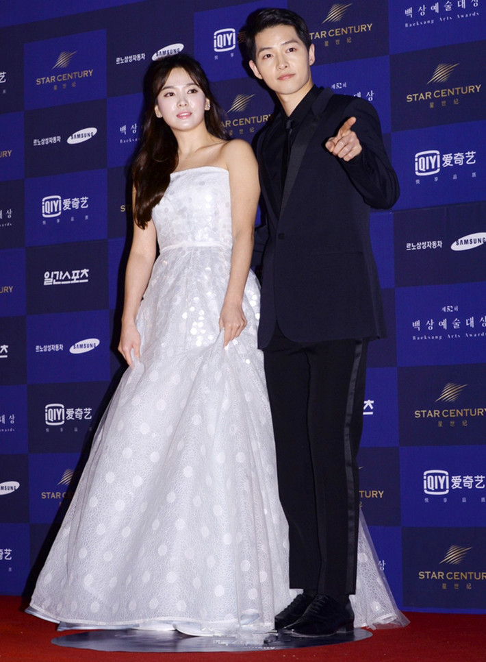 Song Joong Ki và Song Hye Kyo trên thảm đỏ lễ trao giải Baeksang lần thứ 52. Trong khi nàng “ngọc nữ” màn ảnh Hàn Quốc tỏa sắc kiều diễm với bộ đầm cúp ngực, đính sequin bắt mắt thì “nam thần” nổi tiếng lại diện bộ suits đen lịch thiệp, bảnh bao.