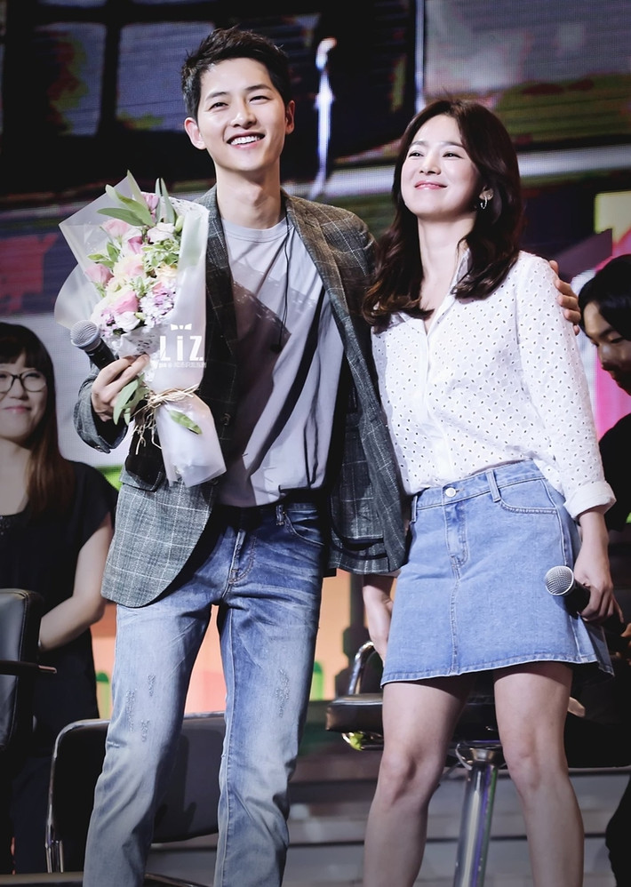 Trong khi tài tử họ Song diện áo thun quần jeans khỏe khoắn tại buổi giao lưu cùng fans thì Song Hye Kyo lại khoe vẻ ngọt ngào nhờ bộ đôi sơ mi và chân váy denim duyên dáng.