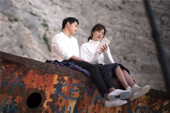 Không chỉ diện trang phục ăn ý ngoài đời, trong phim cặp Song - Song cũng có những lúc mặc đồ “ton-sur-ton”.
