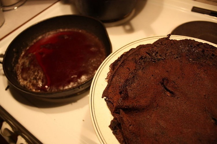 Bánh Blodplättar được đánh giá giống với bánh pudding nhưng mỏng vỏ và giòn hơn.