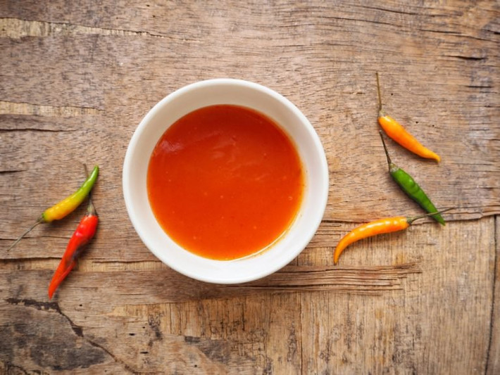 Nước sốt cay: Các nhà nghiên cứu phát hiện ra rằng thuốc xịt mũi có chứa capsaicin, hợp chất hoạt tính trong ớt và các loại thực phẩm cay khác, cải thiện triệu chứng viêm mũi dị ứng (còn gọi là hắt hơi, tắc nghẽn). Thêm vào đó, ớt cay còn là một nguồn vitamin C tốt.