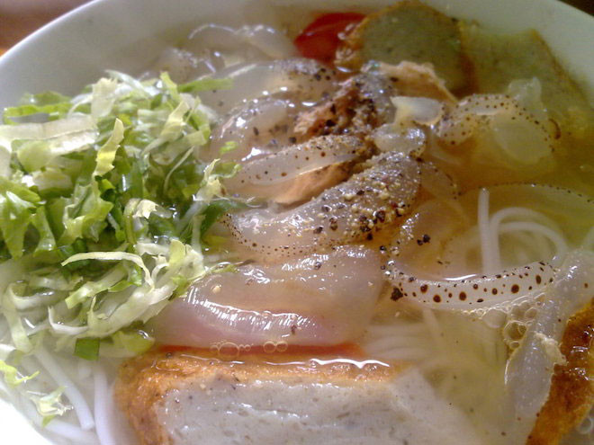 Bún sứa Nha Trang: Những con sứa còn tươi do ngư dân vớt từ biển ở đảo xa sẽ được làm sạch nhớt, sơ chế theo kỹ thuật và kinh nghiệm riêng. Loại sứa dùng để làm món bún đặc sản này thường nhỏ, màu trắng đục, mình dày.