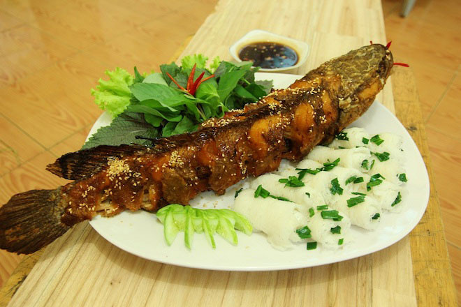 Cá tràu Võ Cạnh: Cá tràu hay còn gọi là cá lóc là một món ăn quen thuộc từ Bắc vào Nam ở nước ta. Riêng ở Khánh Hòa, nói đến cá tràu là phải nhắc đến làng Võ Cạnh (một ngôi là nhỏ thuộc phường Vĩnh Trung, thành phố Nha Trang). Cá tràu ở đây mập, thịt thơm ngọt và không có mùi tanh như cá ở những nơi khác.