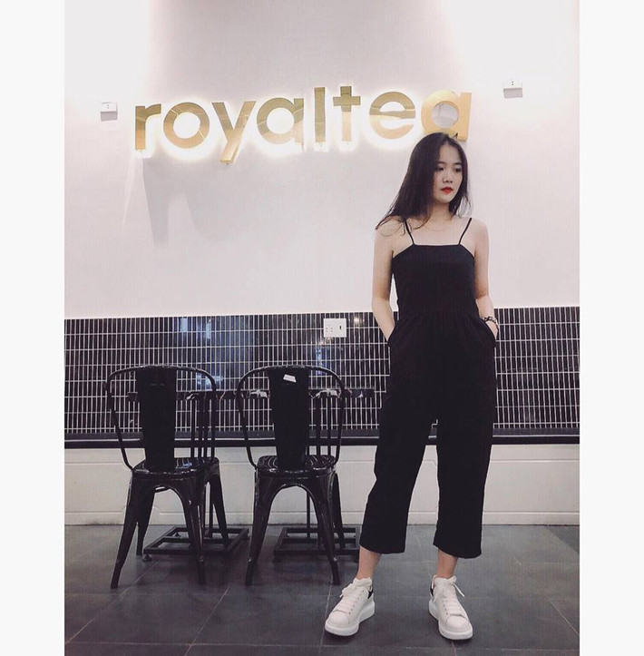Bộ jumsuit đen khiến cô vừa sành điệu vừa cá tính. Ảnh: FBNV.