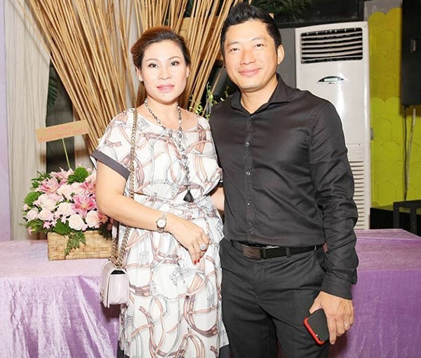 Kinh Quốc từng được bà xã tặng xe trị giá 7 tỷ và nhiều đồ hiệu. Tuy nhiên, nam diễn viên khẳng định anh không 'ăn bám' vợ mà vẫn miệt mài hoạt động nghệ thuật. Thậm chí, khi làm phim chiếu mạng bị lỗ, Kinh Quốc nhận vợ doanh nhân giúp bù lỗ tiền tỷ.