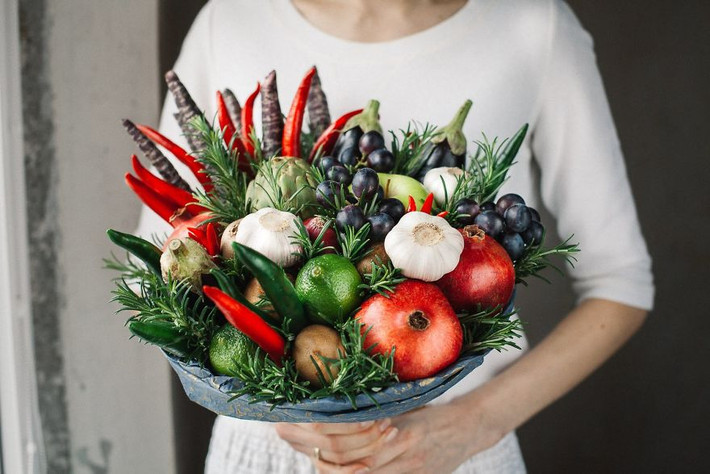 Các loại quả nhiều màu hấp dẫn sẽ tạo nên bó hoa đẹp chẳng kém những bông hoa tươi.