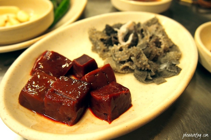 Tuy nhìn qua có vẻ khá kinh dị nhưng người Hàn Quốc lại đặc biệt thích thú với món ăn độc đáo này. Theo chia sẻ của những người đã trải nghiệm, họ cho rằng vị ngon của gan bò chính là cái chất dẻo, sền sệt và dai chắc của miếng gan bò sống.