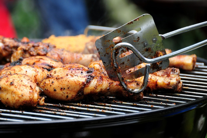 Jerk Chicken: Mặc dù Jerk Chicken có nguồn gốc từ Jamaica nhưng nó thường xuất hiện trong bữa ăn của người Antigua. Khi lái xe xung quanh đảo, hãy để mắt tới những khu nướng BBQ vì đây là nơi bạn có thể thưởng thức món gà nướng độc đáo này.