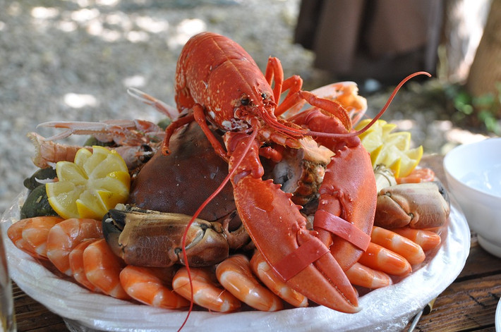 Hải sản: Vùng biển Caribê nổi tiếng với các món hải sản tươi ngon của địa phương, nên nếu đã tới Antigua mà không nếm thử ít nhất một món hải sản thì quả là đáng tiếc. Các loài hải sản phổ biến ở Antigua và Barbuda bao gồm cá hồng, tôm hùm, cá mú, cá thu...