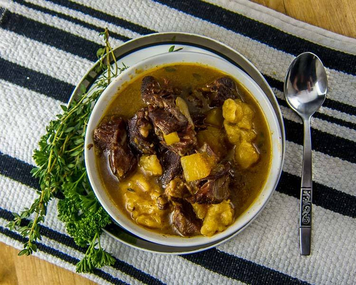 Món canh dê: Món ăn phổ biến ở Antigua này là món hầm thịnh soạn tự chế biến với nhiều gia vị bao gồm cả quế. Ảnh: Internet.