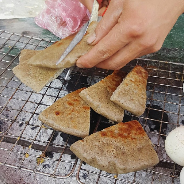 Bánh tam giác mạch: Hạt tam giác mạch xay thật nhỏ mịn thành bột. Sau khi nhào bột hoa với nước để đúc thành những chiếc bánh tròn dẹt, rộng hơn gang tay, người ta sẽ đem hấp chín. Khi ăn, sẽ mang ra nướng trên bếp than cho nóng và thơm.