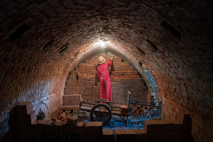 Giống như nhiều người lao động khác tại đây, bà Leakena được trả lương dựa theo hiệu suất công việc. Vì vậy, bà luôn cố gắng làm nhanh nhất có thể. Bà và nhiều người khác thường bị bệnh đau nửa đầu, chảy máu cam và nhiều bệnh nghiêm trọng hơn.