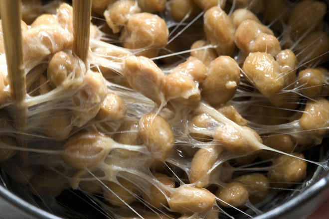 Natto: Vốn làm từ những hạt đậu nành lên men, rất tốt cho tiêu hóa nhưng với vẻ bề ngoài trông khá nhầy nhụa cộng với mùi của đồ ăn lên men không hề dễ chịu khiến món ăn này bị nhiều người xa lánh.
