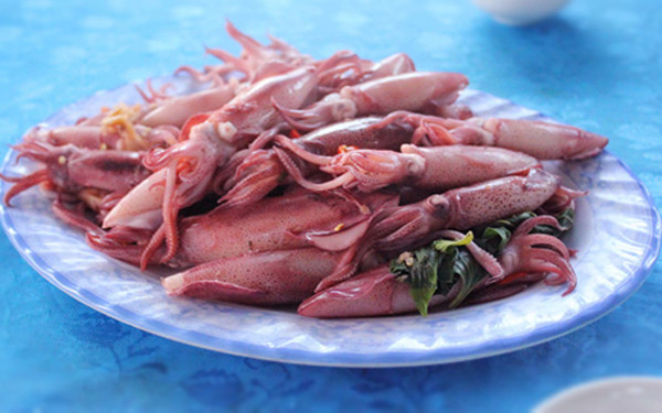 Mực nhảy Vũng Áng: Vùng biển Vũng Áng, Kỳ Anh, Hà Tĩnh là khu kinh tế cảng biển sầm uất, sôi động, non nước hữu tình nổi tiếng với món hải sản có tên là mực nhảy. Mực ở đây khá to con, được chế biến ngay sau khi đánh bắt, vẫn giữ nguyên được độ tươi. Ảnh: Du lịch Hà Tĩnh.