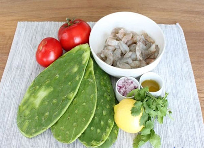 Mùa hè ở xứ cát nóng nực, bữa trưa chỉ cần một bát canh chua xương rồng kèm với chén nước mắm ớt là cả nhà đã có một bữa cơm ngon miệng.