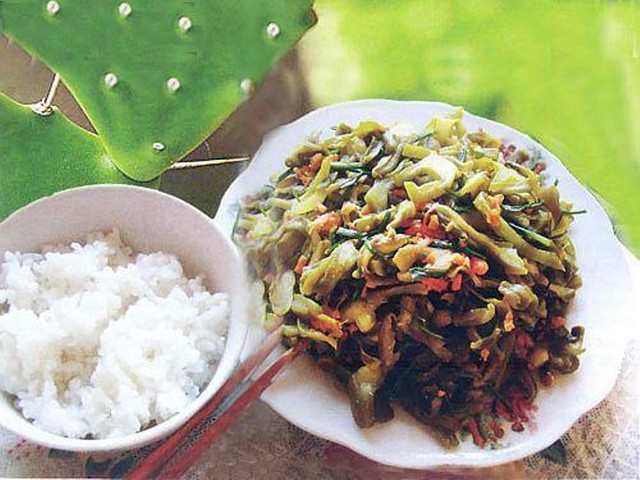 Nếu có cá lóc hay cá trê, người dân xứ Quảng đem ướp gia vị rồi xào chung với xương rồng, đảo qua vài lượt rồi chế nước sôi vào. Nồi canh sôi chừng ba phút, nêm nếm vừa ăn cho thêm ngò gai, hành lá vào là có thể ăn ngay được.