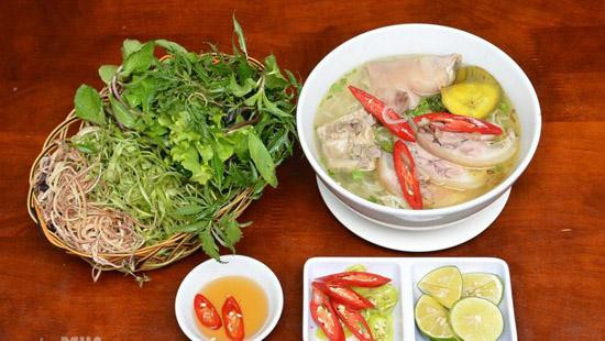 Bún bung hay còn gọi là bún dọc mùng, là món ăn yêu thích và phổ biến ở miền Bắc. Bún bung thường có dọc mùng, chân giò, mọc... Bún bung ở Thái Bình thường không ăn kèm dọc mùng mà thay vào đó là hoa chuối. Bún ngon, ngọt nước, thơm lừng vị lá xương sông sẽ làm thực khách nhớ mãi.