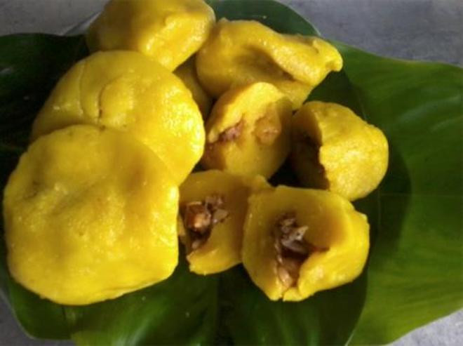 Bánh nghệ: Món đặc sản quê cầu thủ Văn Hậu này có vị thơm bùi, vàng rộm bắt mắt gắn liền với hầu hết tuổi thơ của người dân Thái Bình. Bánh làm từ gạo tẻ nhân hành hoa, mộc nhỉ và chỉ ăn ngon khi còn nóng, để nguội bánh sẽ cứng lại làm mất đi hương vị.