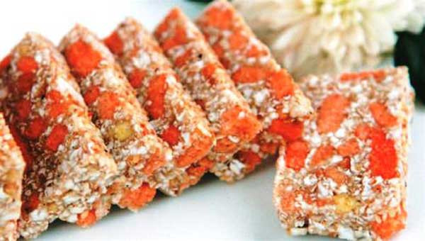 Bánh cáy làng Nguyễn: Bánh cáy có vị ngọt, bùi, chút béo đan xen cùng với độ giòn, lại vừa dẻo vừa dai. Ăn bánh cáy mà được nhâm nhi bên ấm trà xanh nóng trong tiết trời se se lạnh, vị trà ấm kết hợp với vị cay nóng của gứng trong miếng bánh sẽ khiến người ăn cảm thấy ấm dạ, khoan khoái.