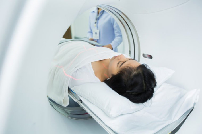 Bác sĩ khuyến cáo, khi có bất cứ triệu chứng kể trên, kể cả chưa rõ rệt, mọi người nên tìm đến cơ sở y tế chuyên khoa hô hấp để thăm khám, tìm ra bệnh sớm, nâng cao hiệu quả điều trị. Ảnh minh họa: Internet.