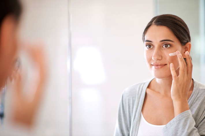 Sử dụng kem chống lão hóa chuyên sâu: “Các loại kem dưỡng chứa retinoid là vũ khí bí mật của mọi bác sĩ da liễu”, tiến sĩ Kim nói. "Chúng có đặc tính chống mụn trứng cá và chống lão hóa".